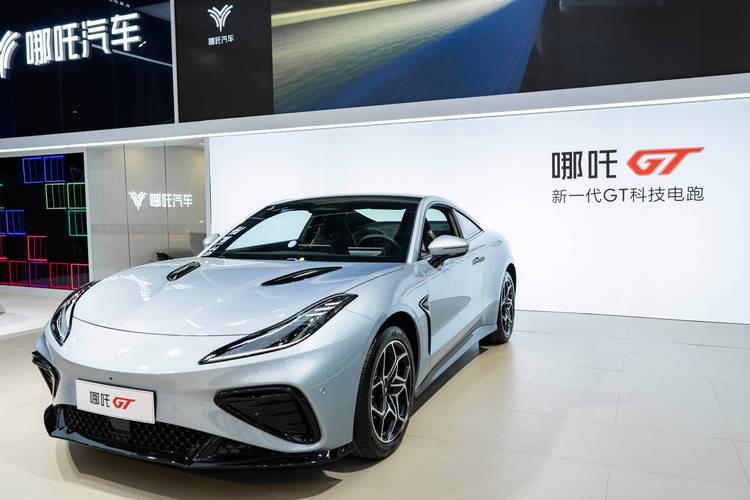 深圳122哪吒汽车在智能汽车领域的表现，领途汽车在新能源汽车市场中的影响力